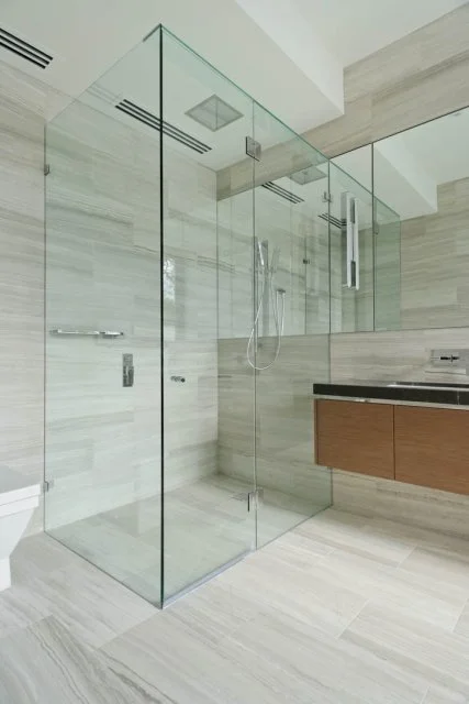 Frameless shower screen